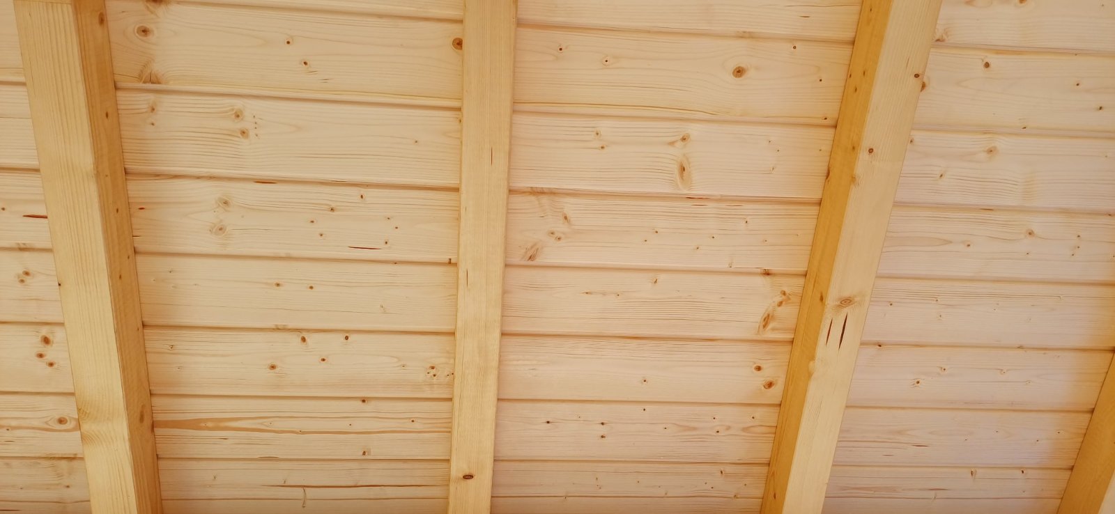 Дървена конструкция под покрив