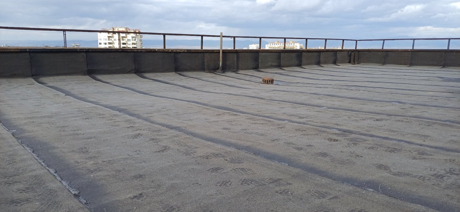 Хидроизолация на плосък покрив на жилищна сграда