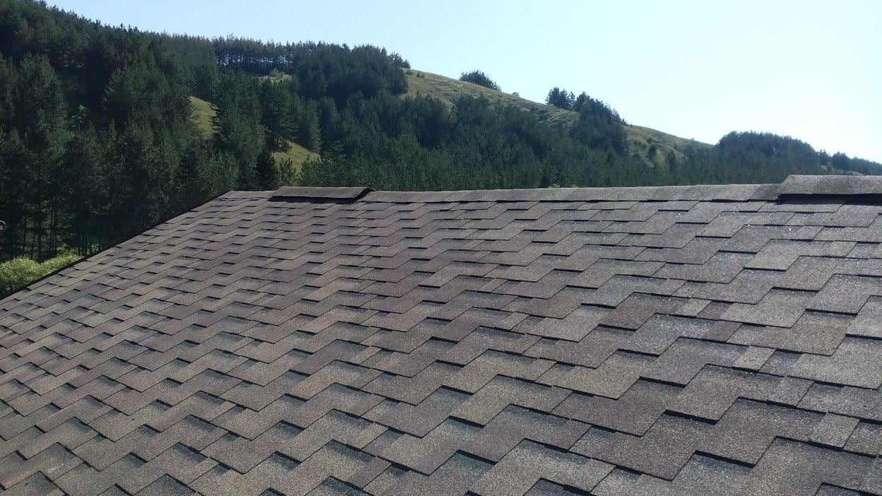 Покрив с битумни шиндли в планината
